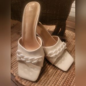 WHITE NEW SLIDES WITH HEELS